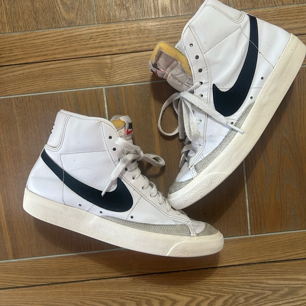 USED - Women’s NIKE Blazer High Top - SZ 6.5